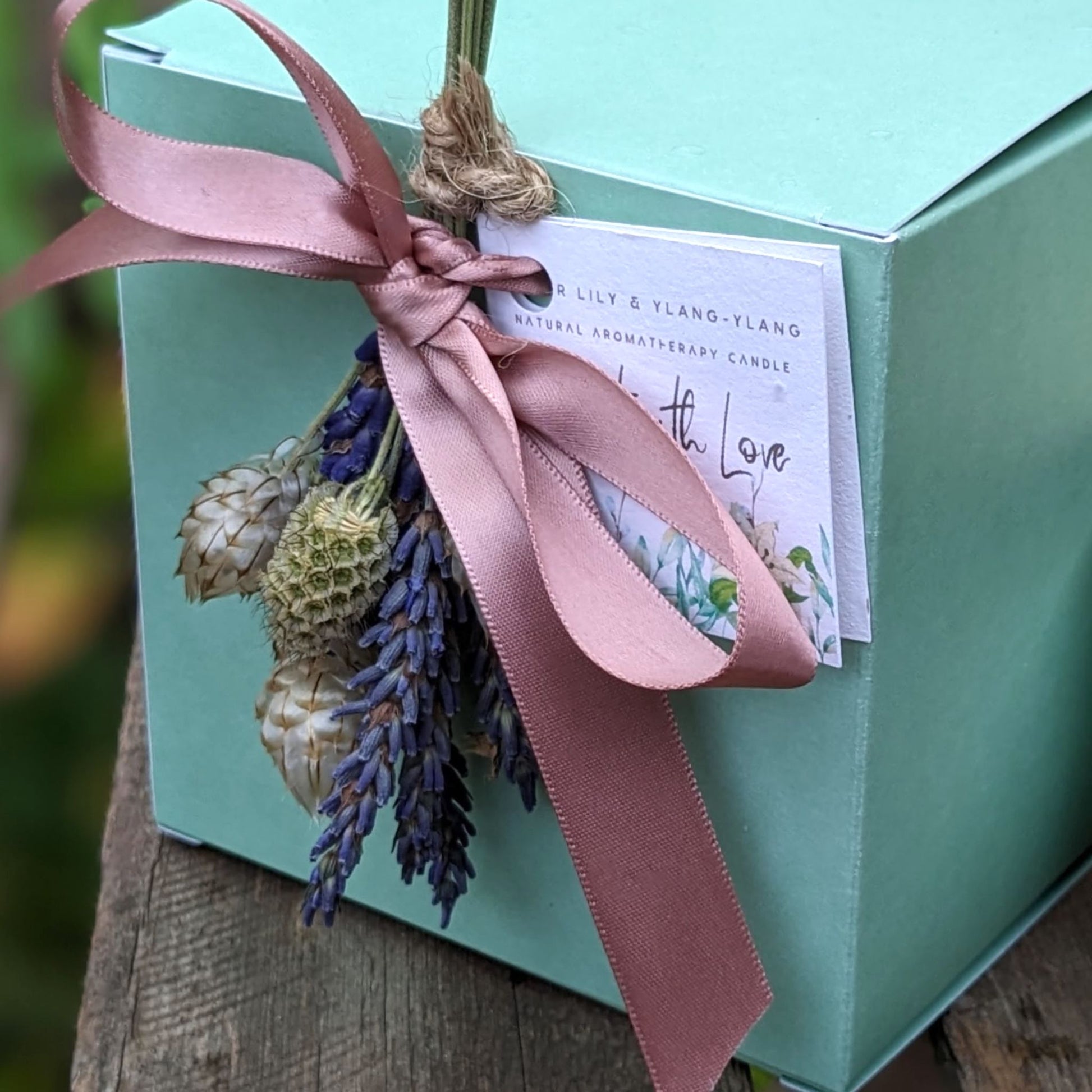 Green gift box for an aromatherapy candle